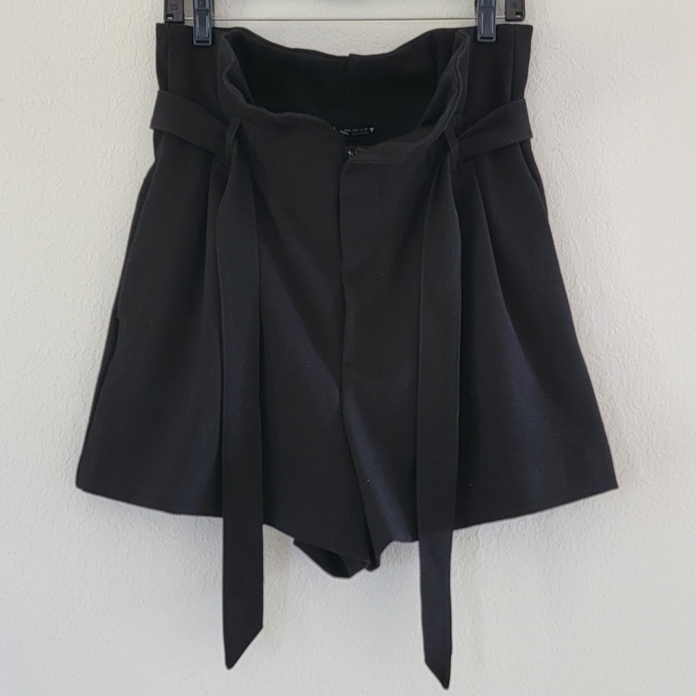 ZARA Paperbag Black Shorts L.
